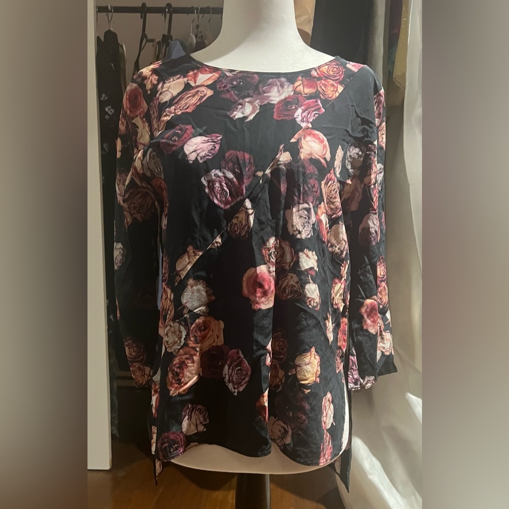 Cute flowery open back Aritzia top